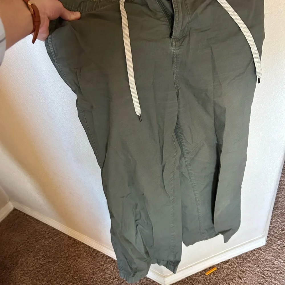 Vuori Olive Green Ripstop Cropped Pants - Picture 4 of 5